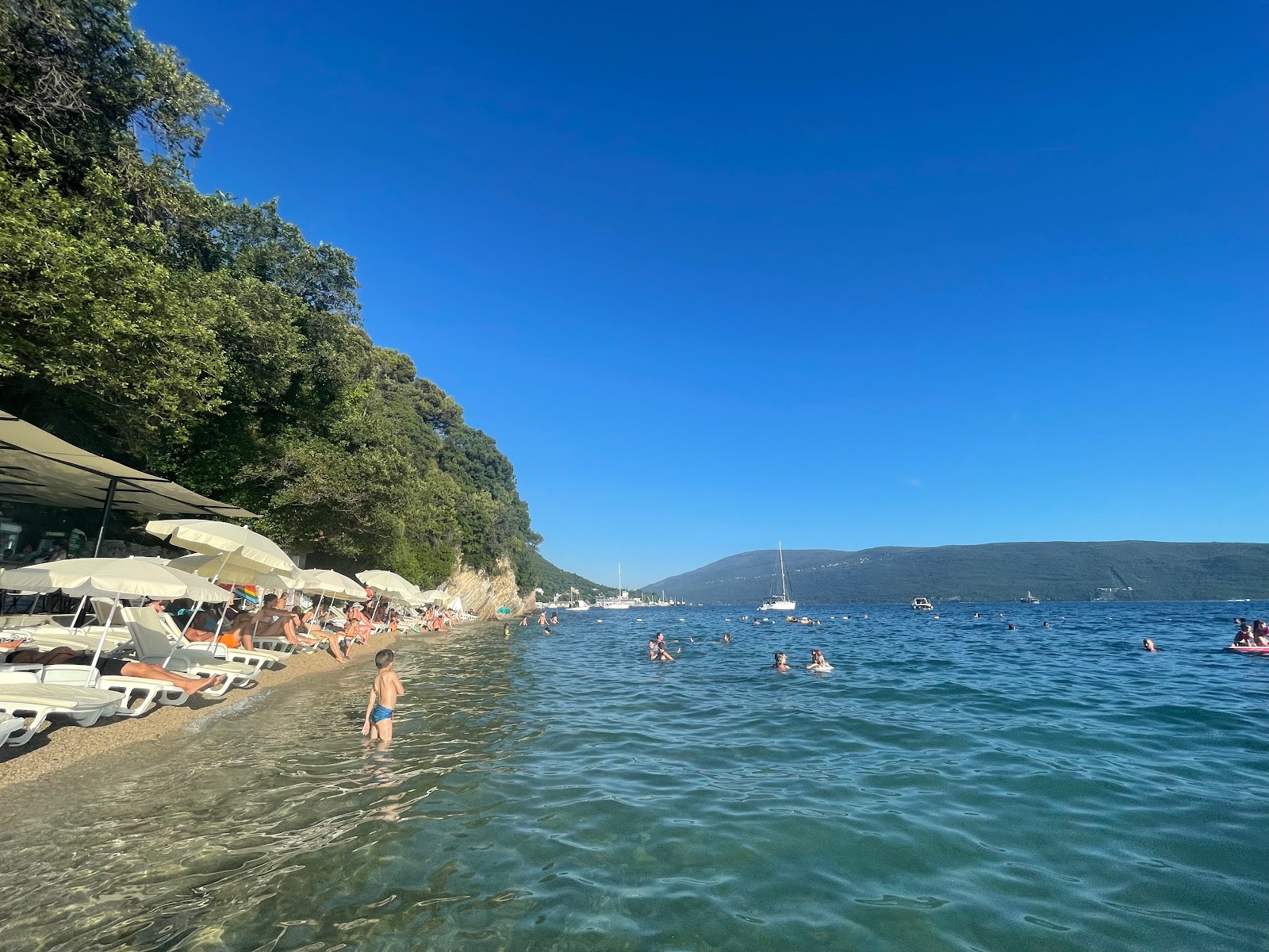 Lalovina Beach'in fotoğrafı ve yerleşim