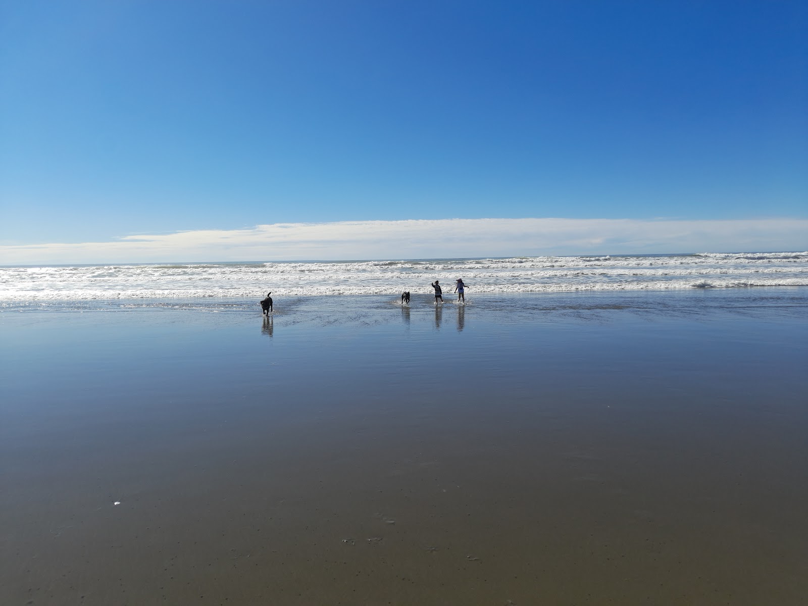 Foto de Woodend Beach con recta y larga
