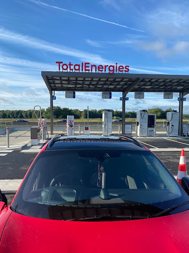 Borne de recharge de véhicules électriques TotalEnergies Charging Station Bussy-Saint-Georges