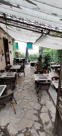 Atmosphère du Restaurant français Restaurant Le Chelsea à Vallon-Pont-d'Arc - n°20
