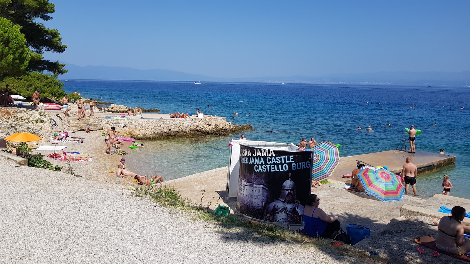 Uhlic beach'in fotoğrafı küçük koylar ile birlikte