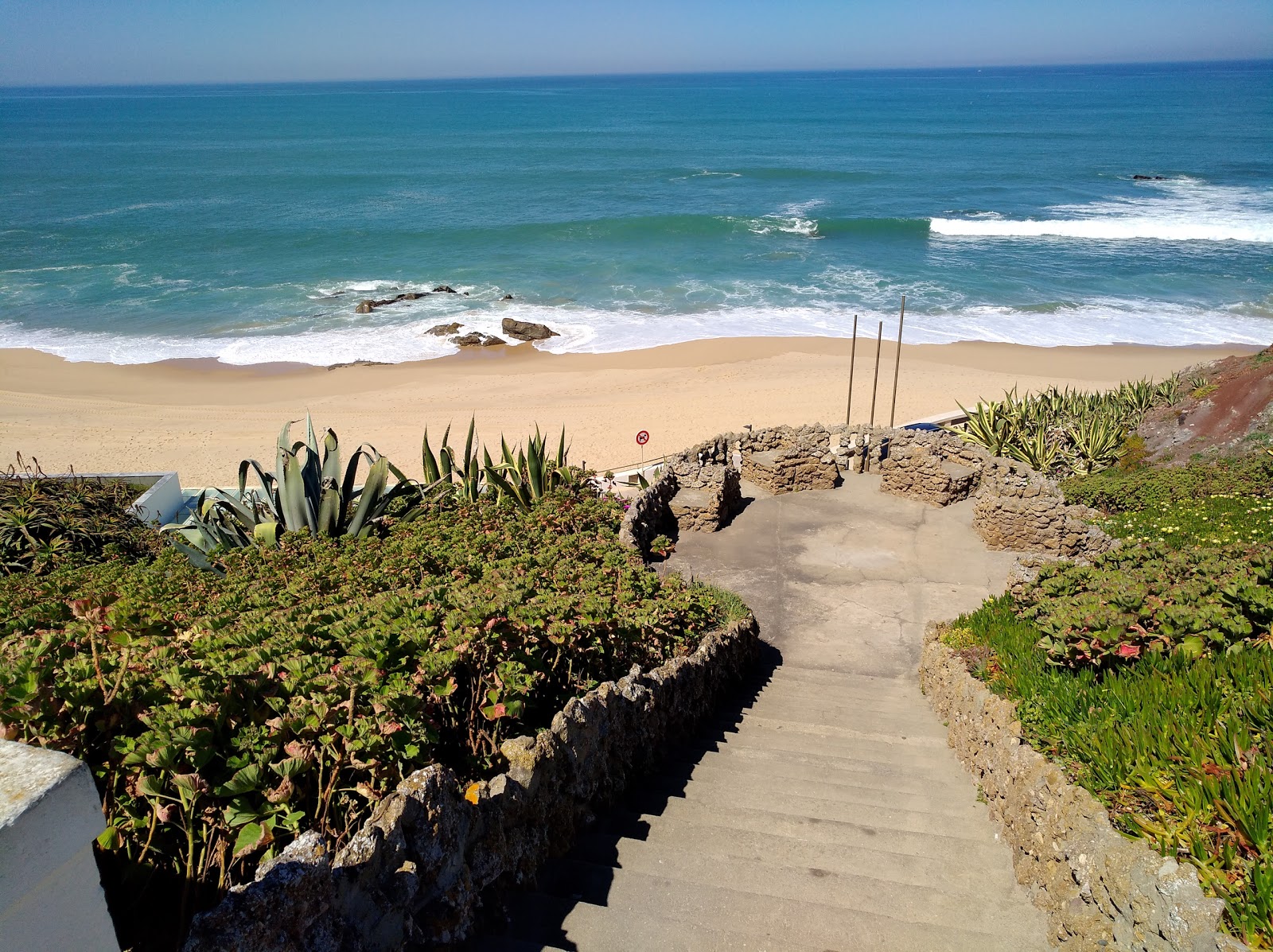 Foto van Praia de Santa Cruz met ruim strand