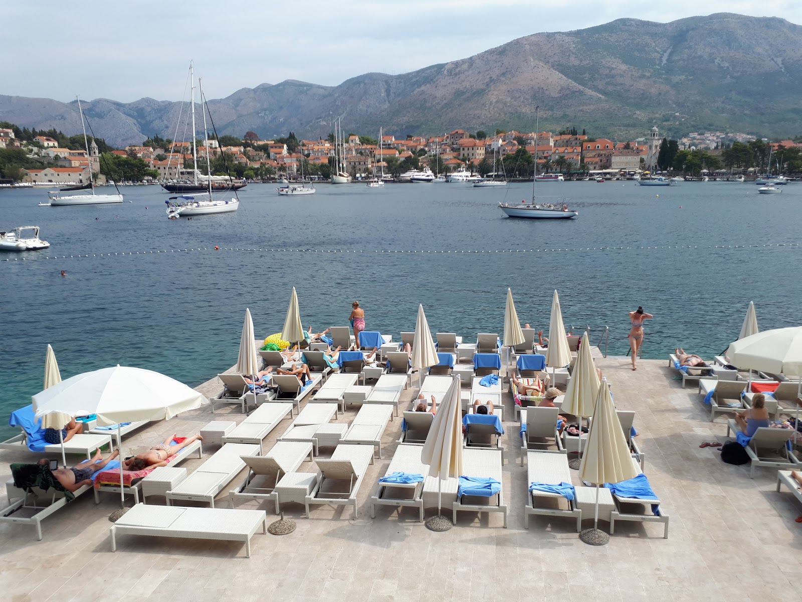 Photo of Spinaker's beach with very clean level of cleanliness