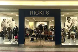 Ricki's Orchard Park Shop. Centre image