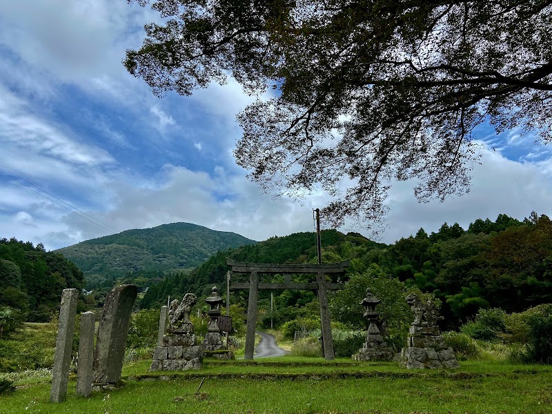 三嶽神社の大ケヤキ