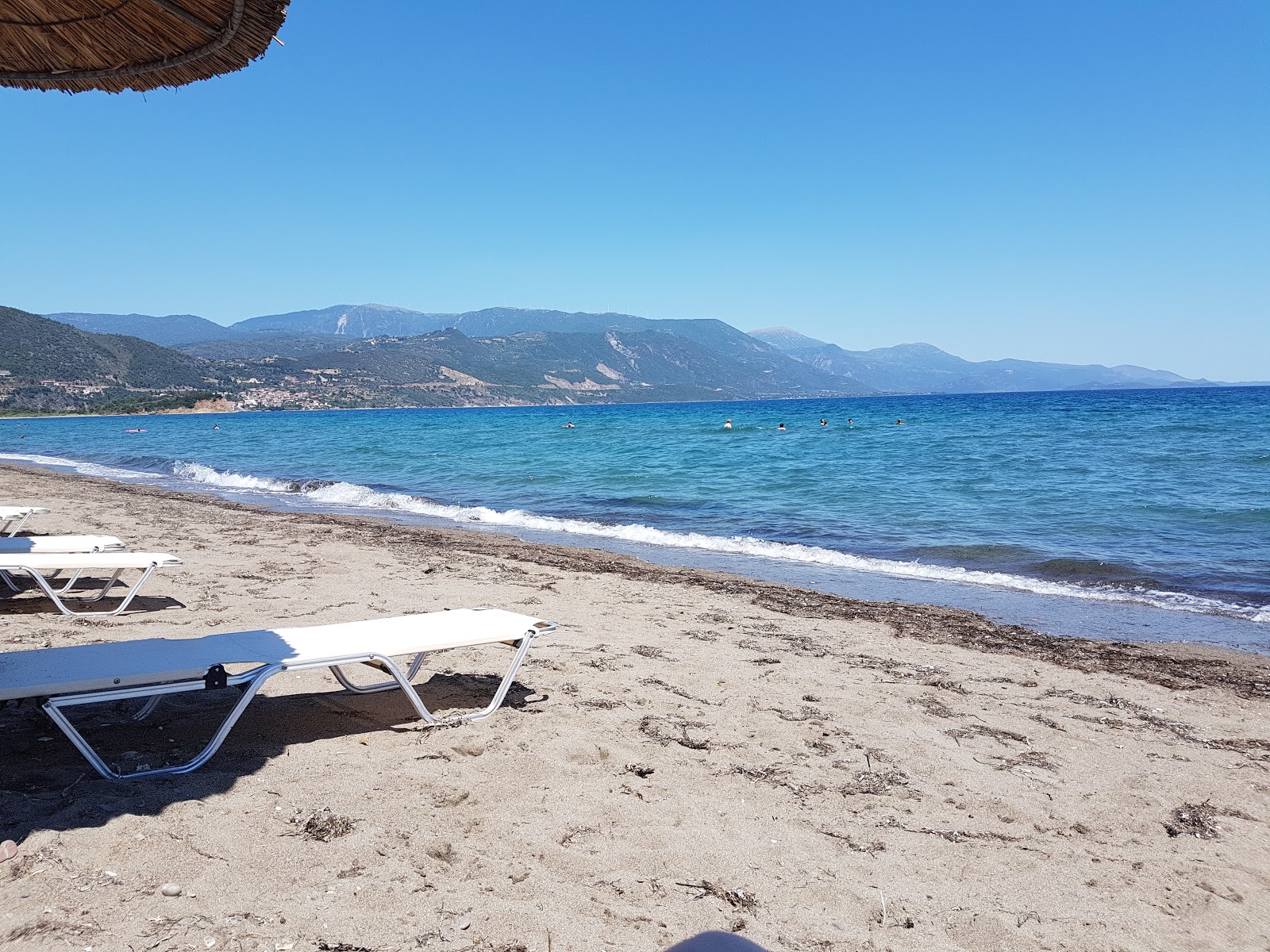 Foto de Chiliadou beach - lugar popular entre os apreciadores de relaxamento