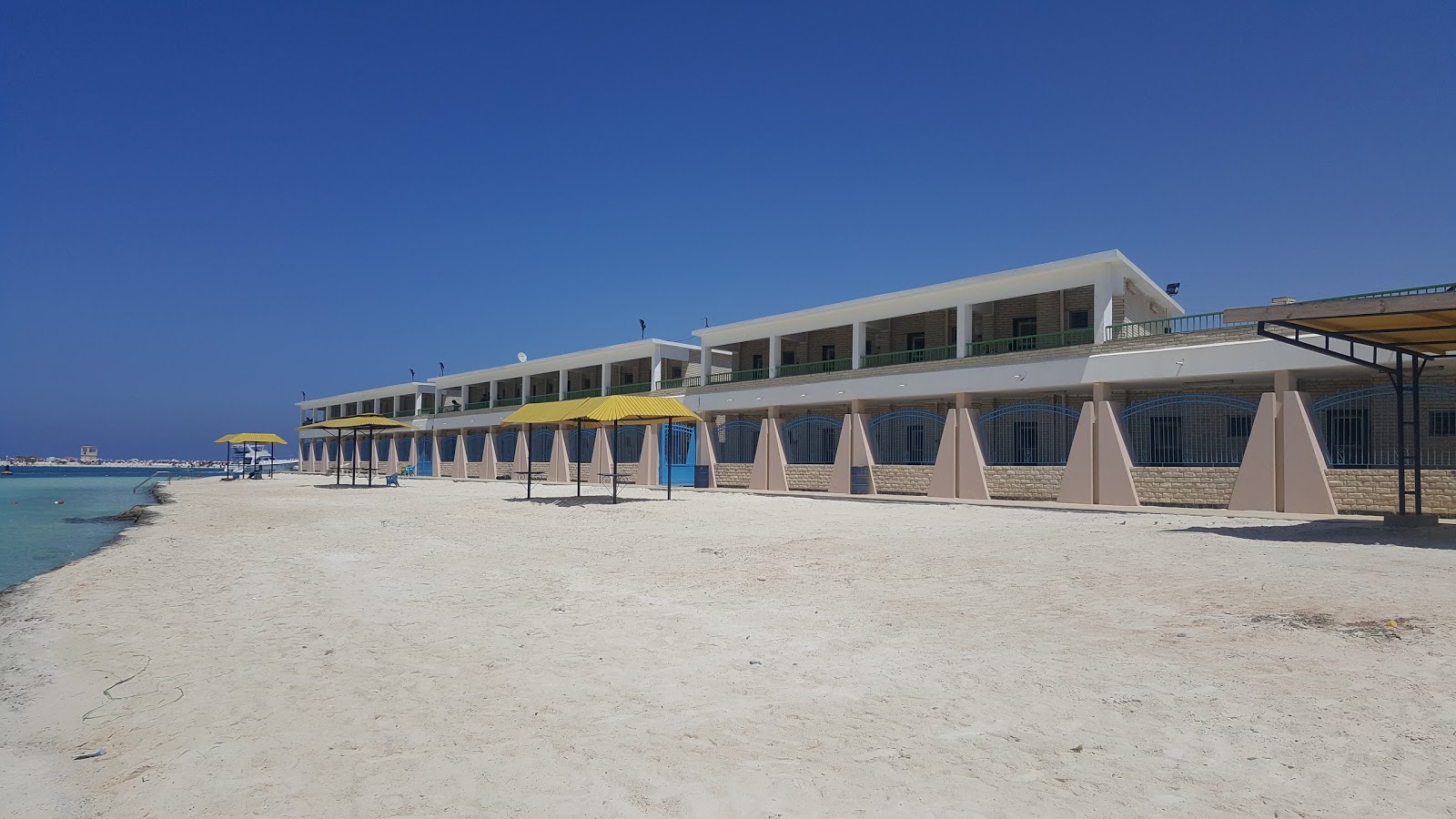 Suez Canal Authority Camp Beach的照片 带有碧绿色纯水表面