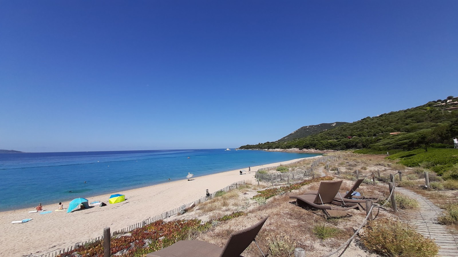 Foto di Plage Lyhara con una superficie del sabbia beige fine