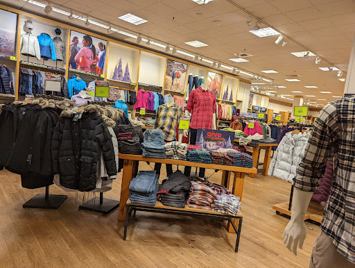 Clothing Store «Eddie Bauer», reviews and photos, 101 Hawthorn Center, Vernon Hills, IL 60061, USA