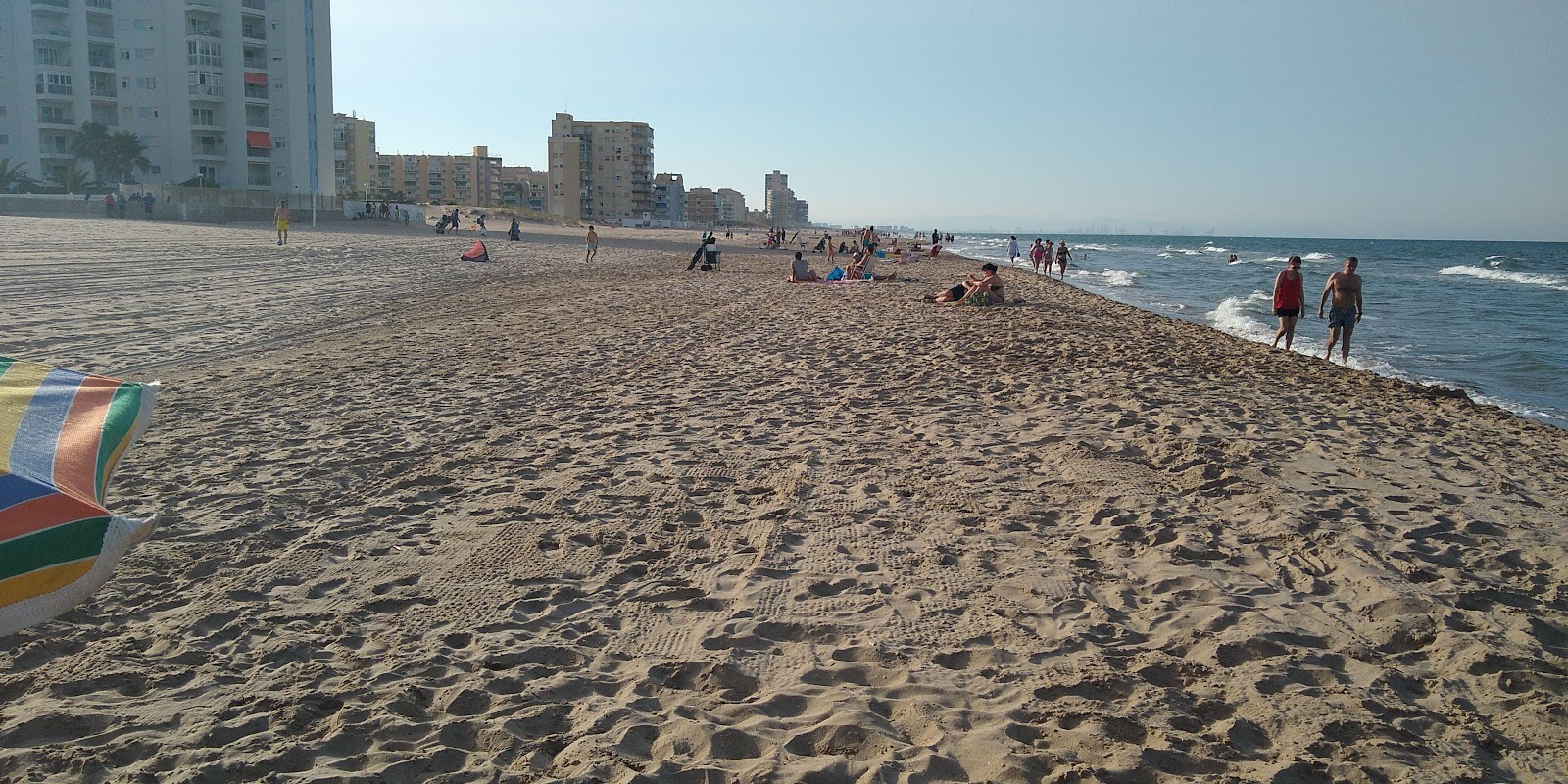Platja Perellonet'in fotoğrafı imkanlar alanı