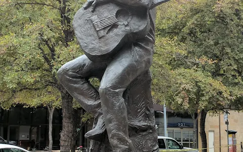 Willie Nelson Statue image