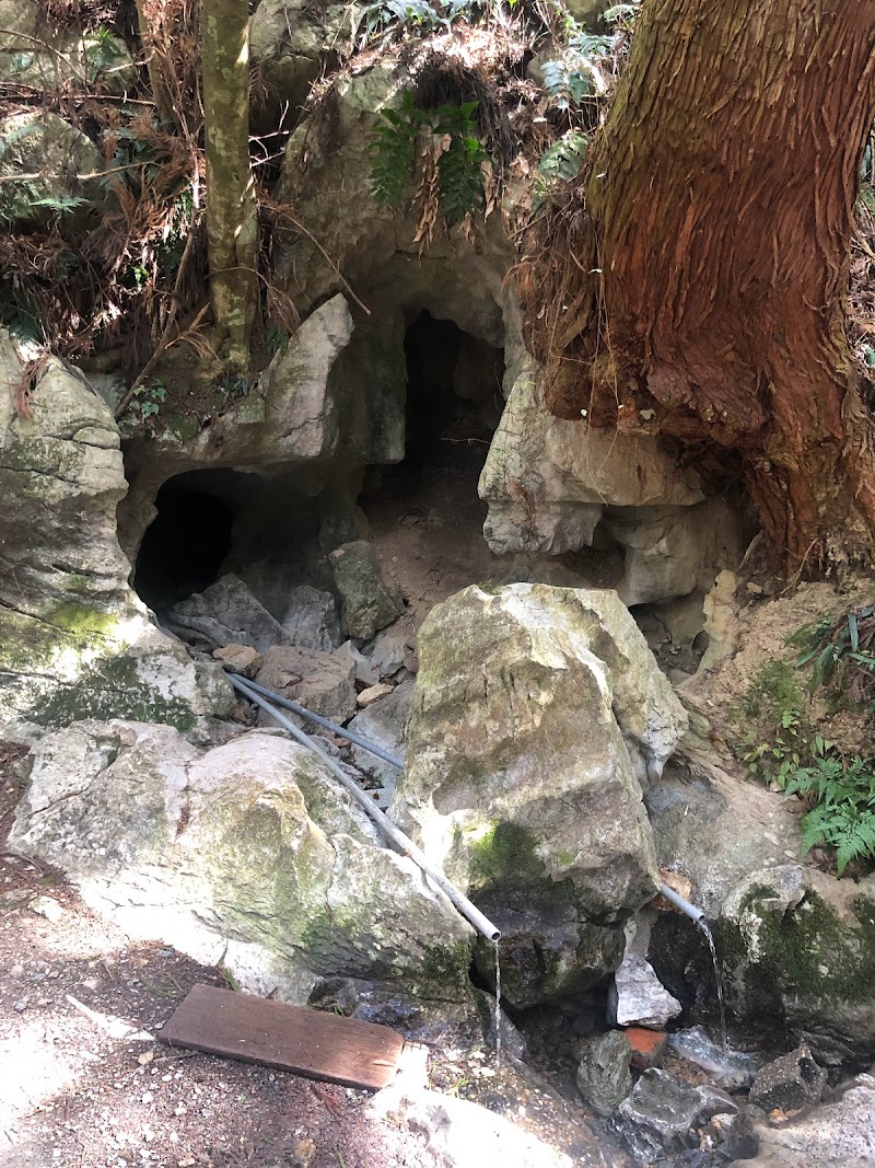 嵩山の水穴
