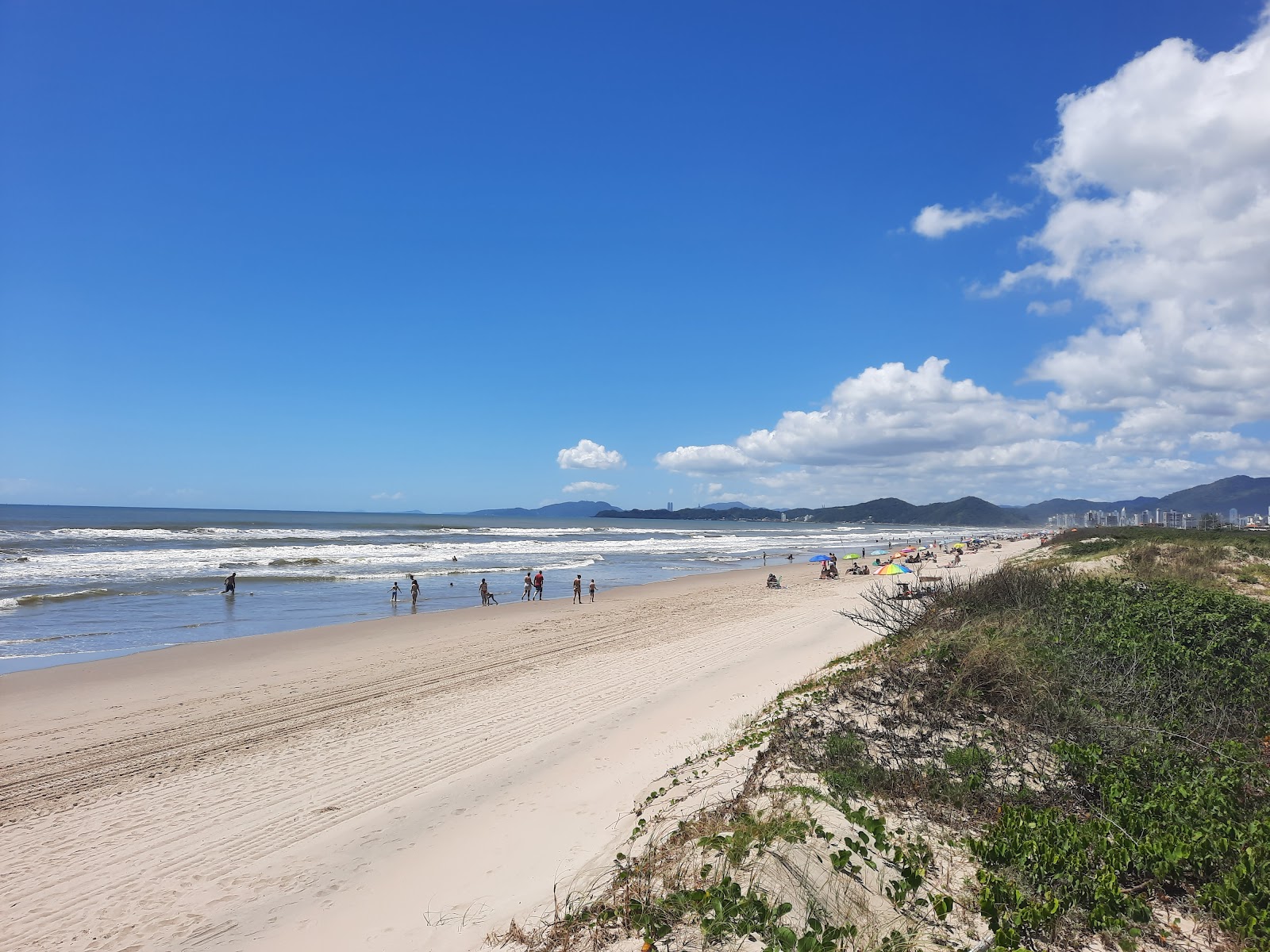 Foto von Praia de Navegantes mit feiner beiger sand Oberfläche