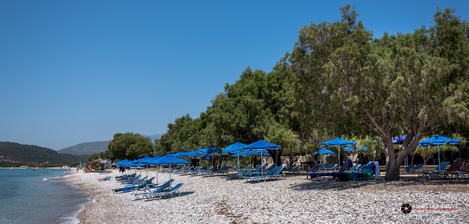 Foto von Mykali beach und seine wunderschöne Landschaft