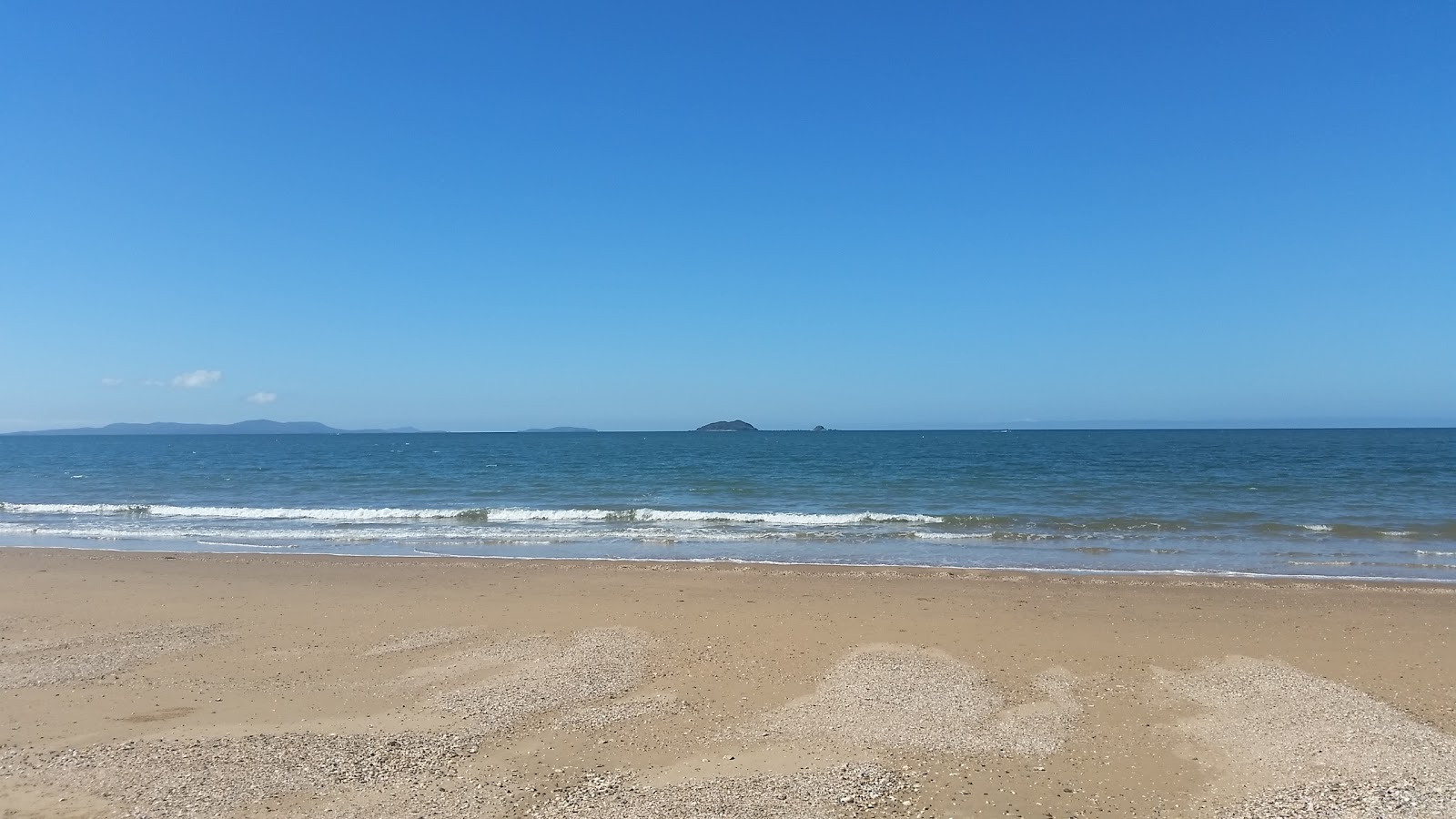 Fotografie cu Fishermans middle Beach cu o suprafață de apa pură turcoaz