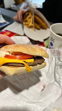 Cheeseburger du Restauration rapide McDonald's à Versailles - n°4