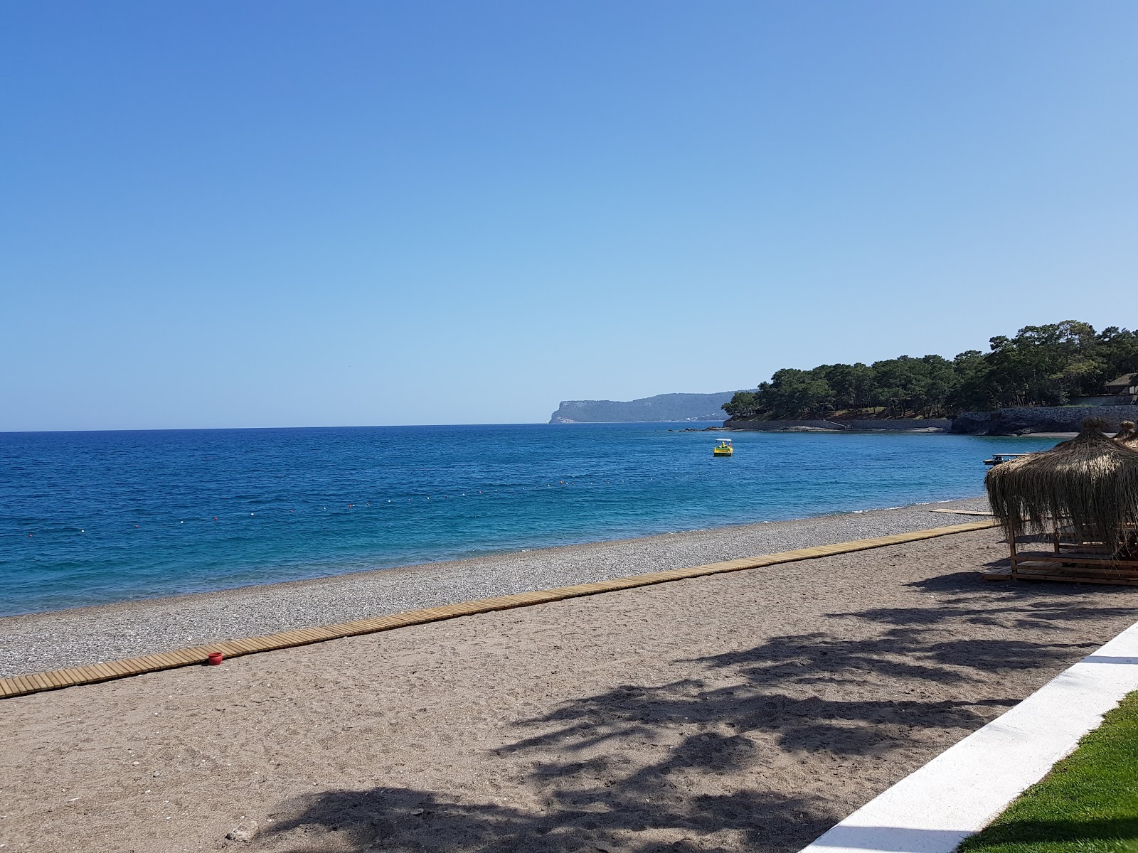Fotografie cu Plaja Club Med Palmiye cu o suprafață de apă pură albastră