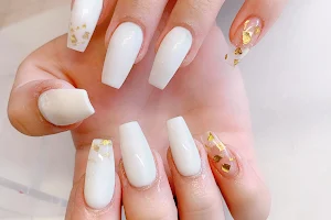 Graphic Nails image