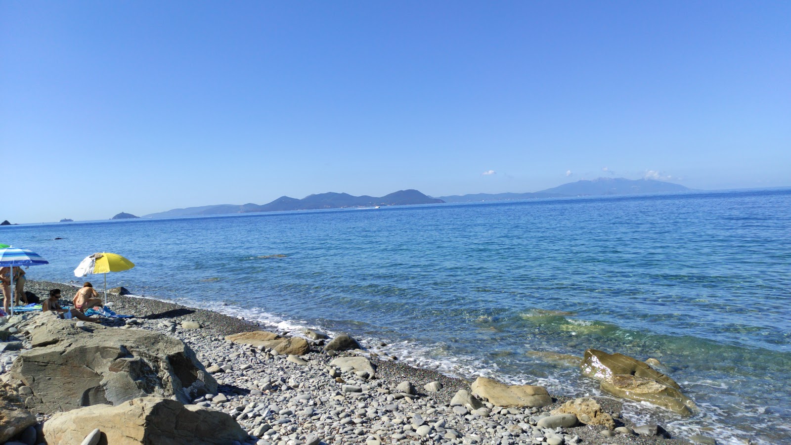 Φωτογραφία του Spiaggia lunga με μπλέ νερό επιφάνεια