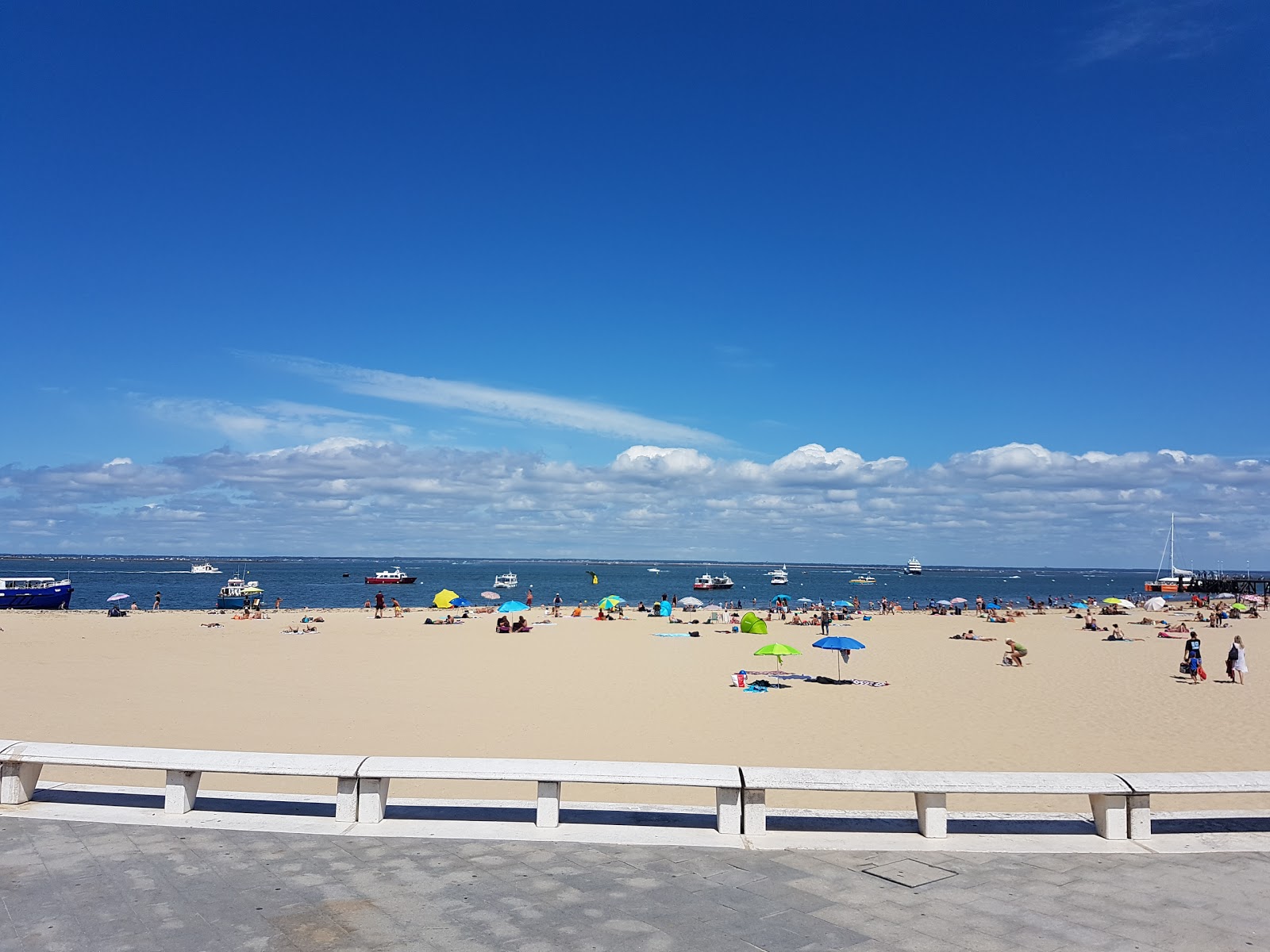 Foto van Arcachon Strand met recht en lang