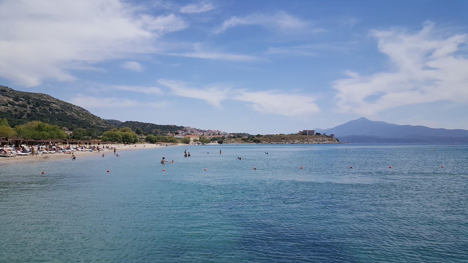 Foto de Paralia Pithagorio com areia clara e seixos superfície