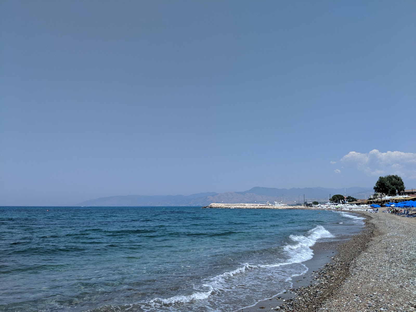 Latsi beach'in fotoğrafı geniş plaj ile birlikte