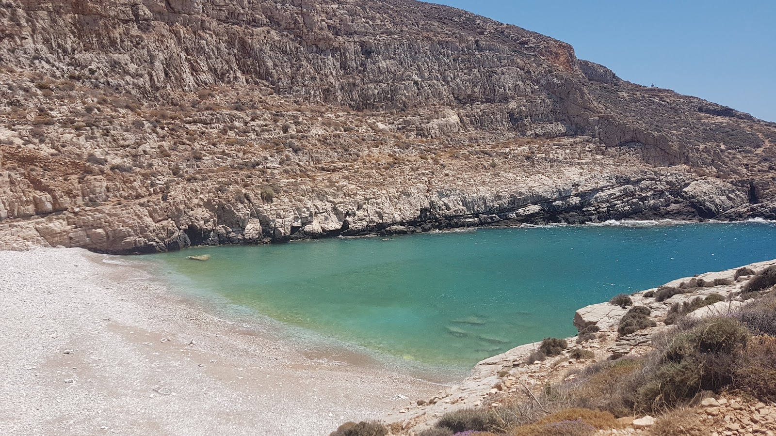 Livadaki beach'in fotoğrafı küçük koy ile birlikte