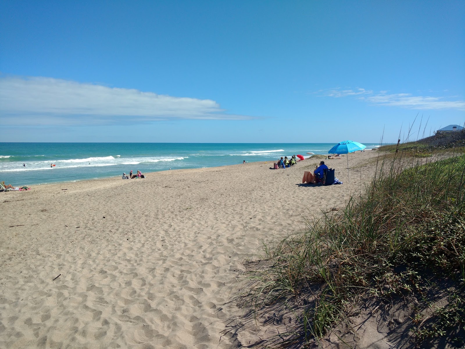 Stuart Beach的照片 带有明亮的沙子表面