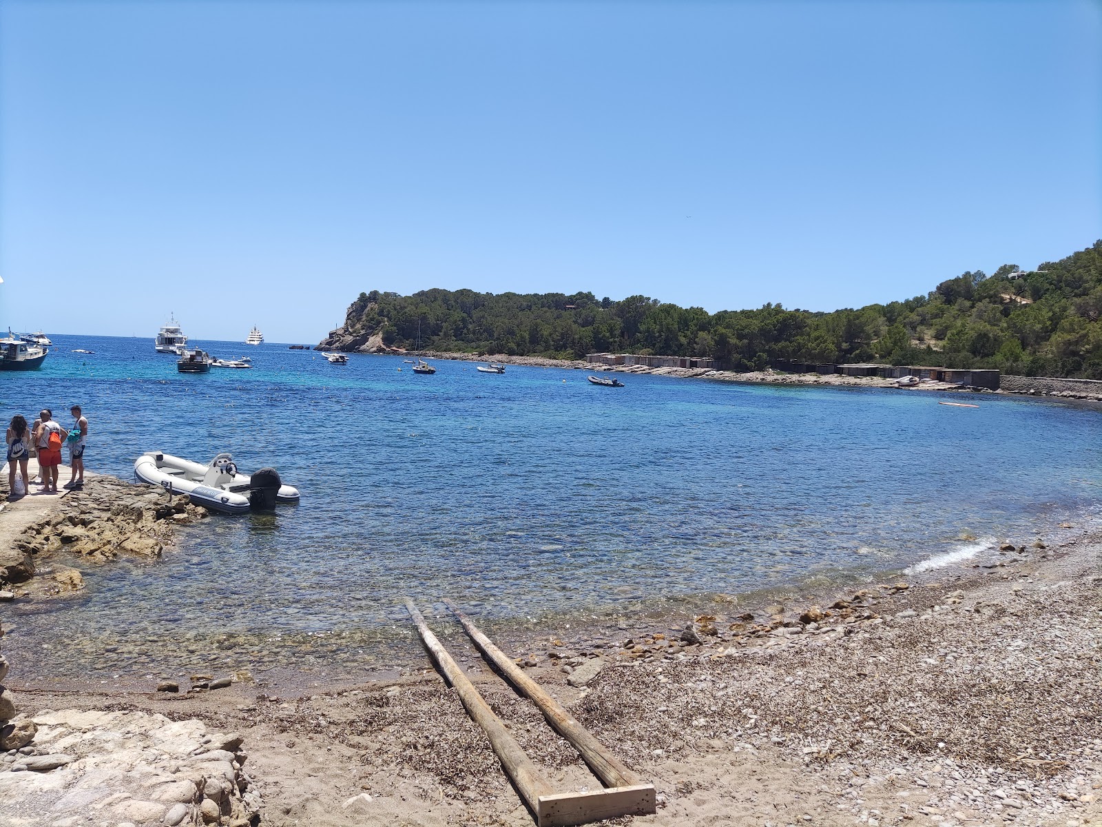 Fotografie cu Playa Es Xarcu cu o suprafață de apă pură albastră
