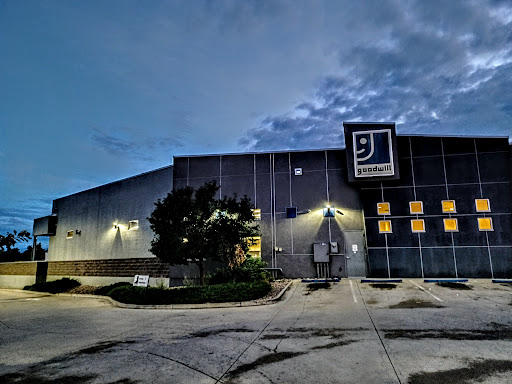 Thrift Store «Discover Goodwill Circle Retail Center», reviews and photos