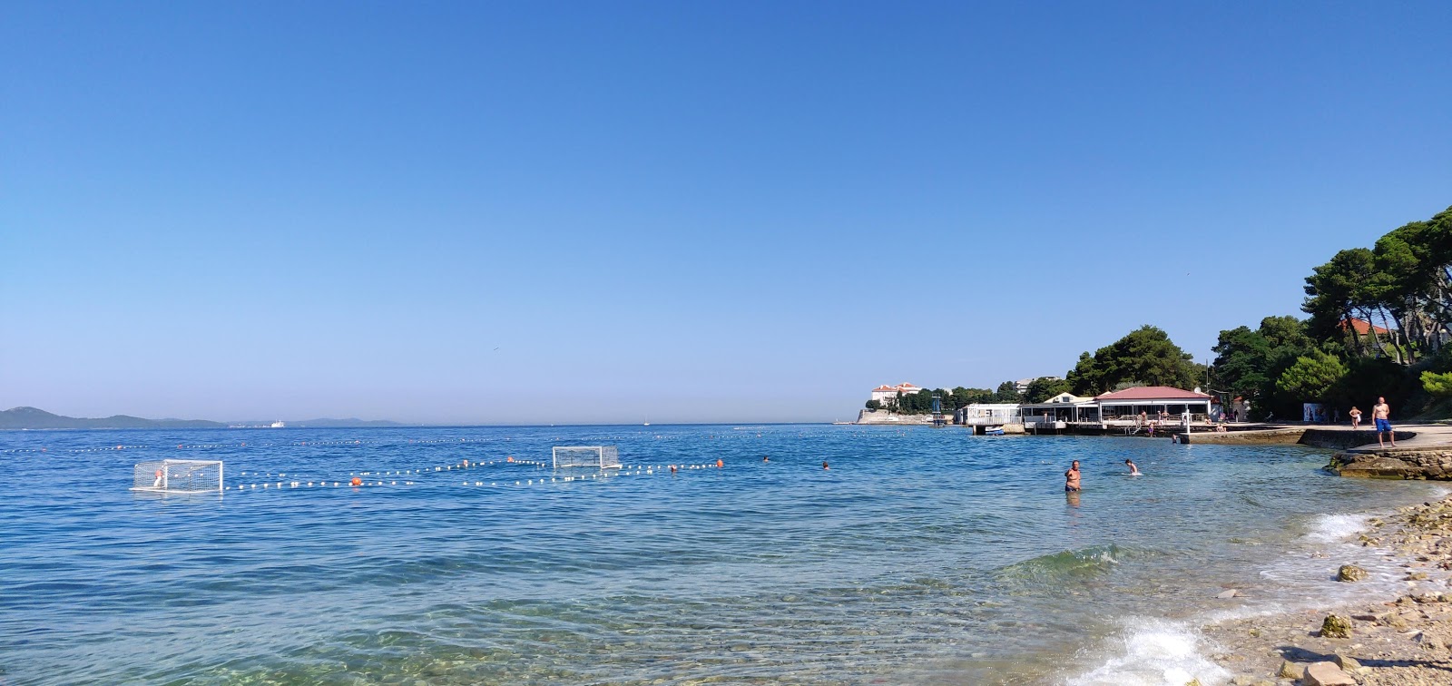 Foto af Kolovare strand med let sten overflade