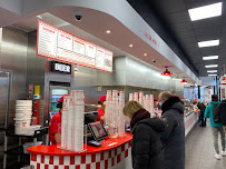 Atmosphère du Restaurant de hamburgers Five Guys Strasbourg - n°10