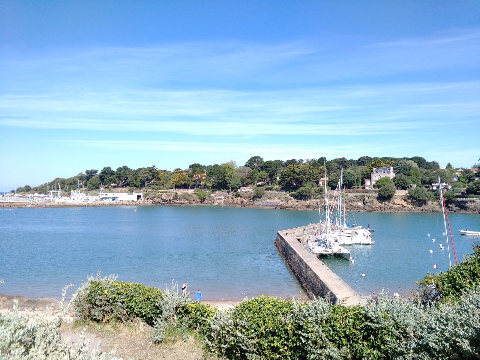 Port De Gourmalon的照片 带有碧绿色纯水表面