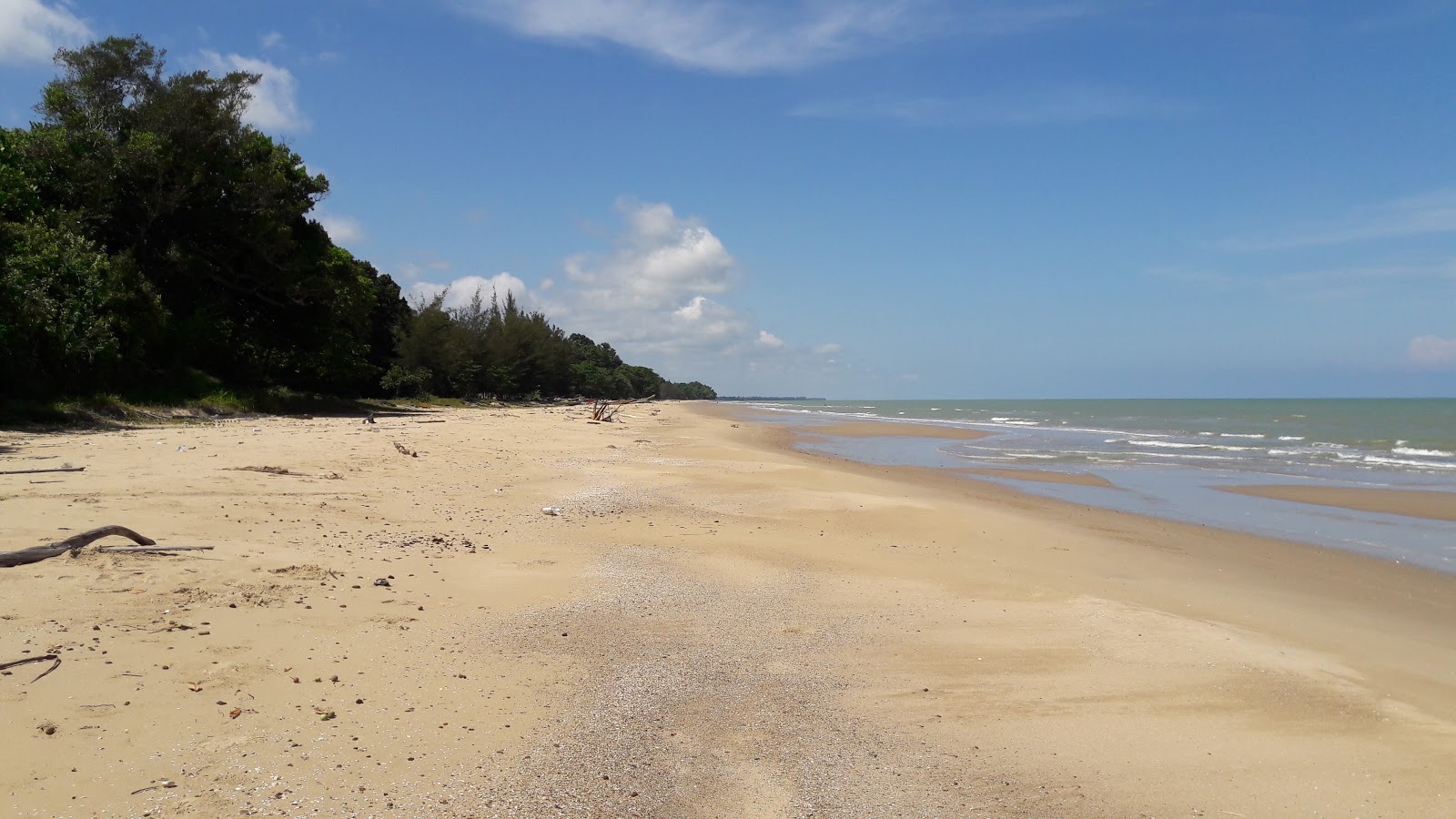 Peliau Beach的照片 带有明亮的沙子表面