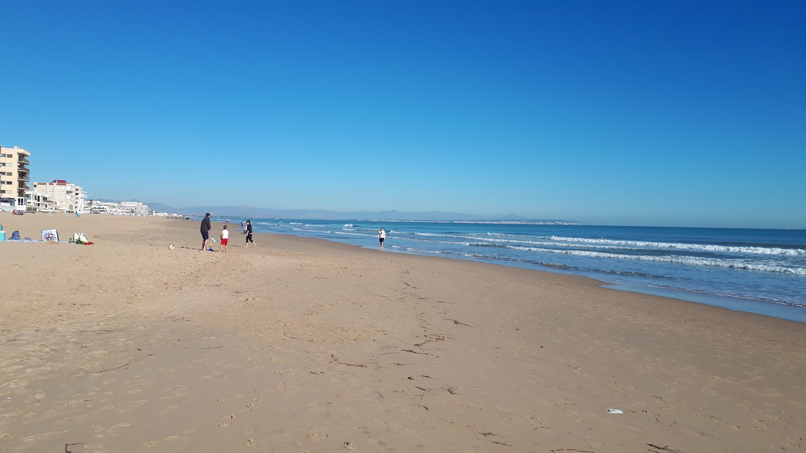 Foto de Playa la Roqueta con muy limpio nivel de limpieza