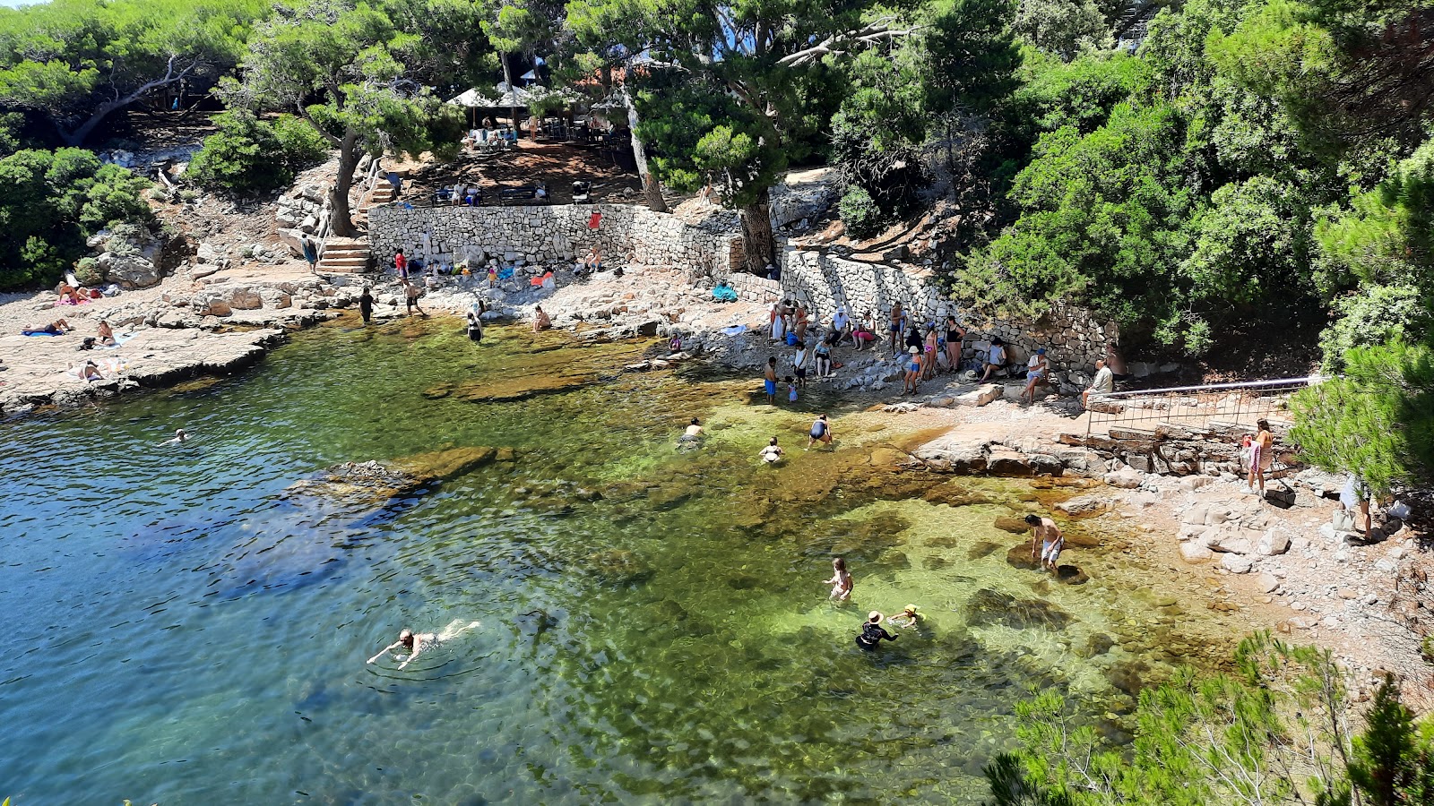 Mrtvo More Beach'in fotoğrafı düz bir kıyı şeridi ile birlikte