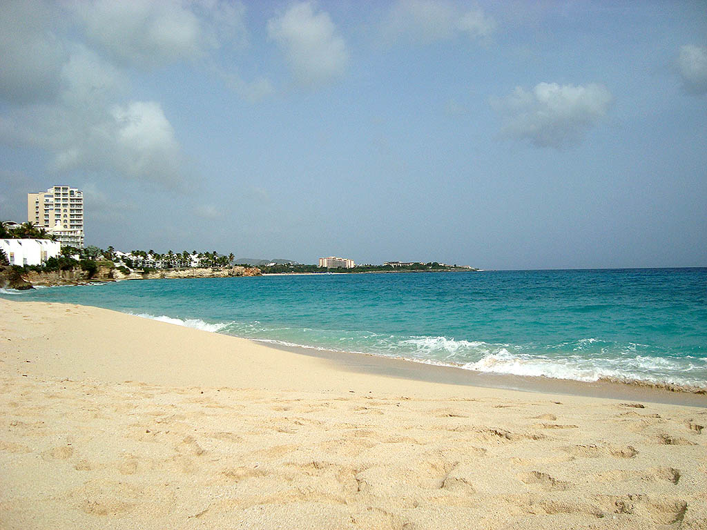 Sapphire beach'in fotoğrafı geniş bir kıyı şeridi ile birlikte