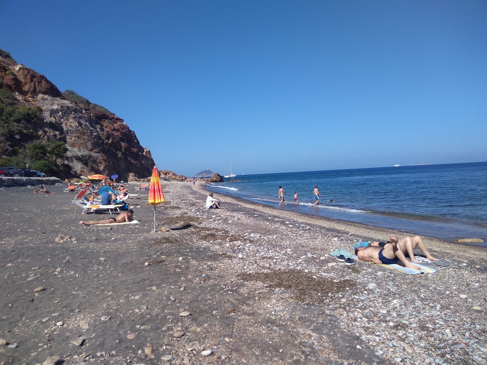 Fotografie cu Topinetti beach înconjurat de munți