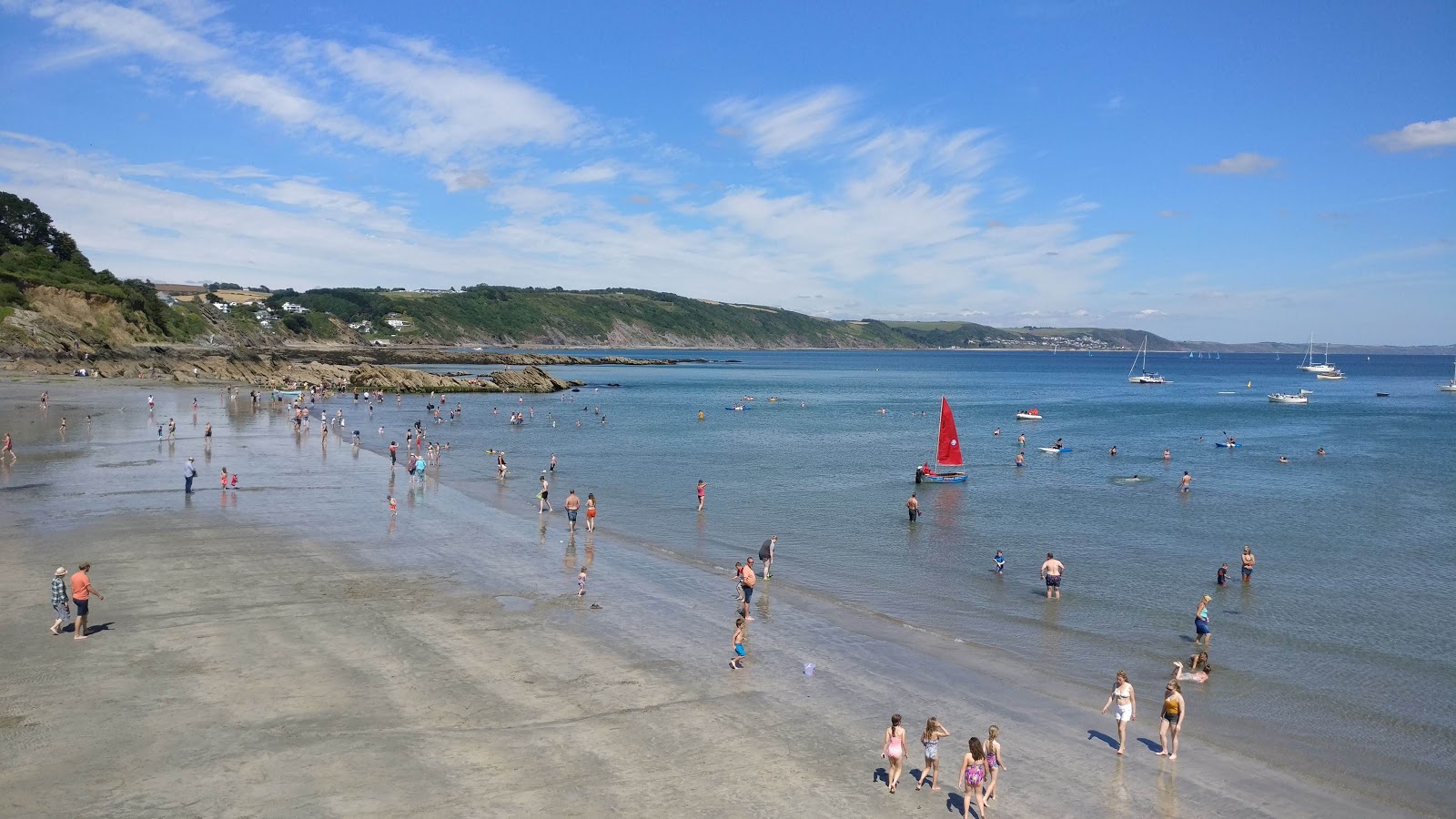 Photo of Looe beach and the settlement