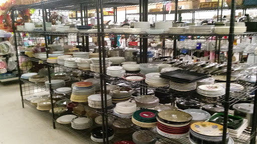 Thrift Store «75th & Thomas Goodwill Retail Store, Donation Center & Career Center», reviews and photos, 2929 N. 75th Ave, Phoenix, AZ 85033, USA