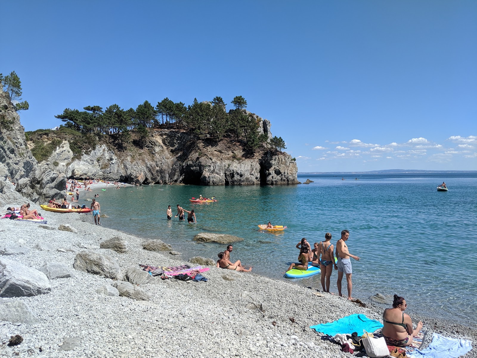 Foto van Plage de l'ile Vierge met grijze kiezel oppervlakte