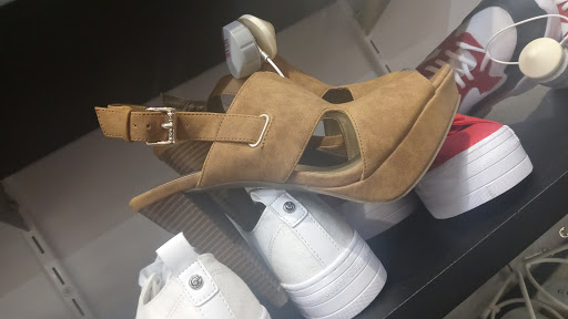 Clothing Store «GUESS Factory», reviews and photos, 12801 W Sunrise Blvd #631, Sunrise, FL 33323, USA