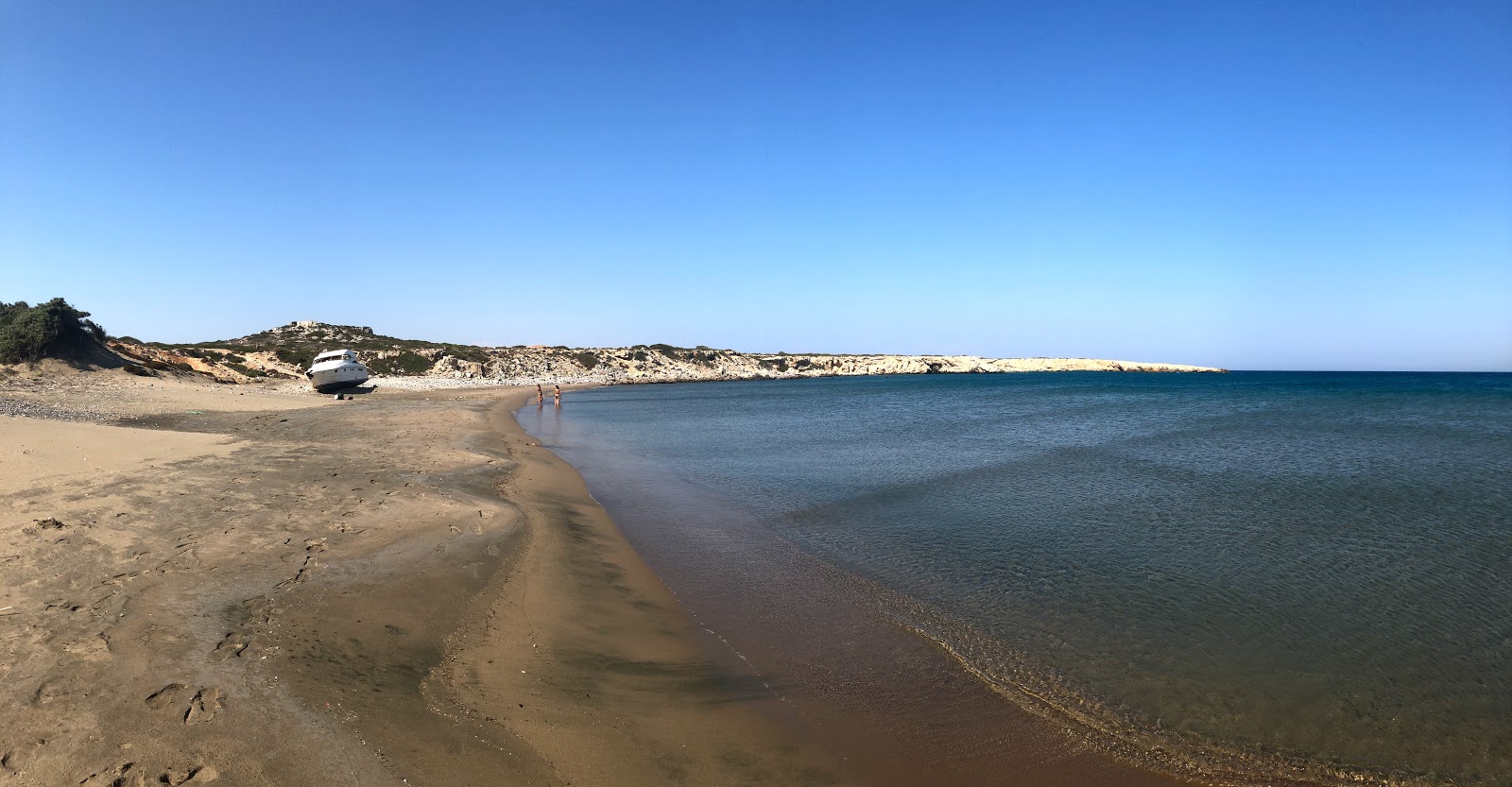 Foto de Agios Georgios Beach II con arena/guijarros negro superficie