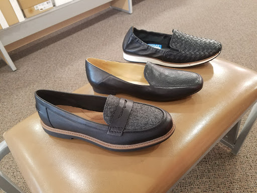 Shoe Store «DSW Designer Shoe Warehouse», reviews and photos, 1820 South Randall Road, Algonquin, IL 60102, USA