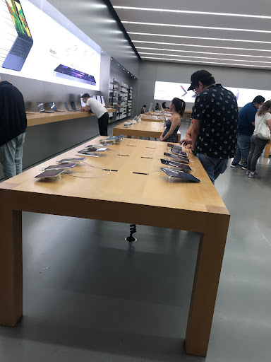 Computer Store «Apple Manhattan Village», reviews and photos, 3200 N Sepulveda Blvd, Manhattan Beach, CA 90266, USA