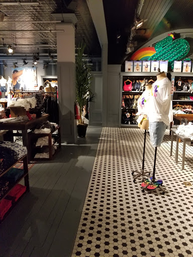 Clothing Store «Hollister Co.», reviews and photos, 282 Garden State Plaza Blvd, Paramus, NJ 07652, USA