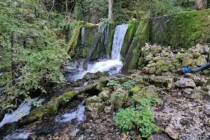 Водопад Врело image