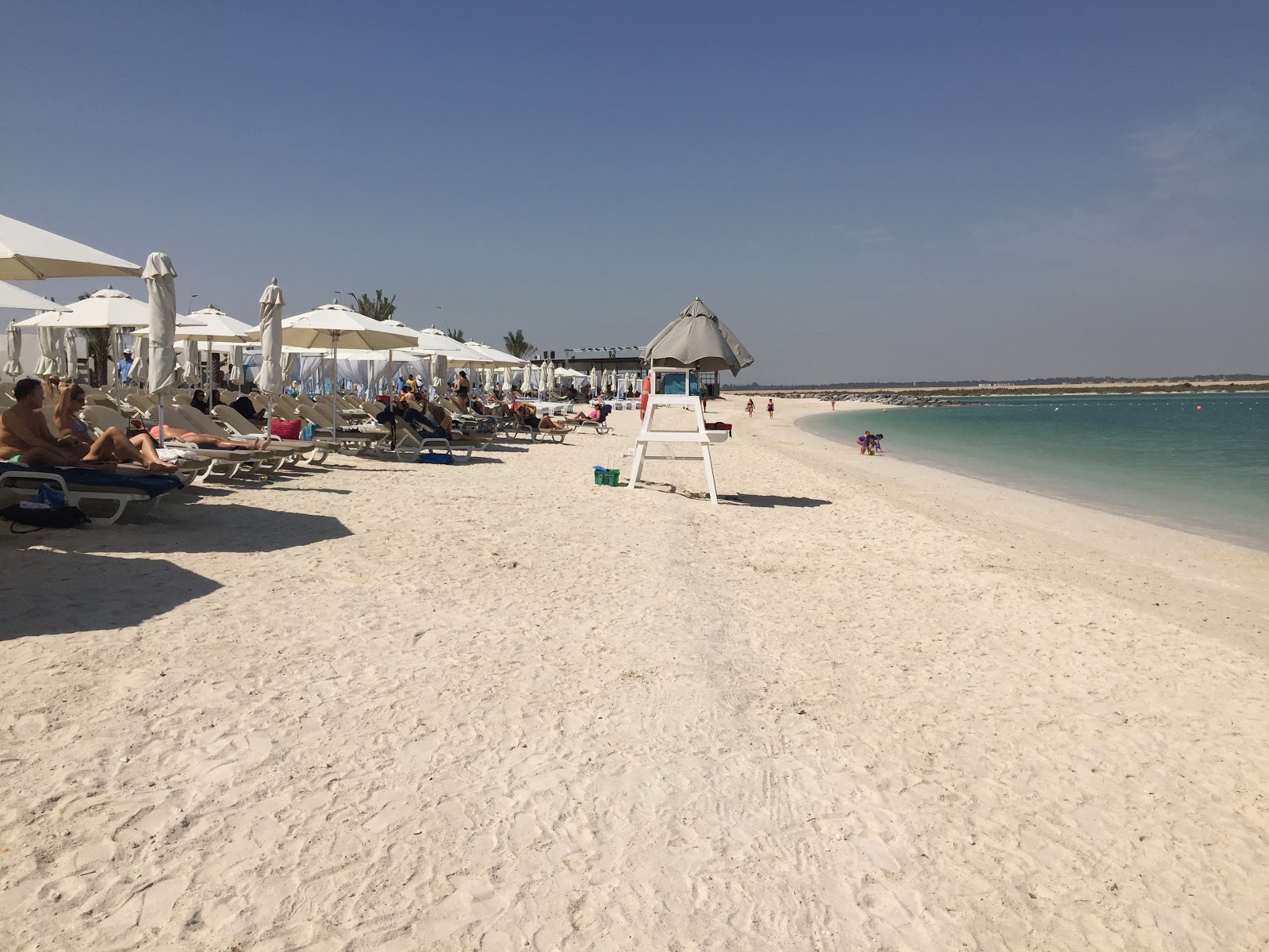 Foto di Yas Beach con una superficie del sabbia bianca