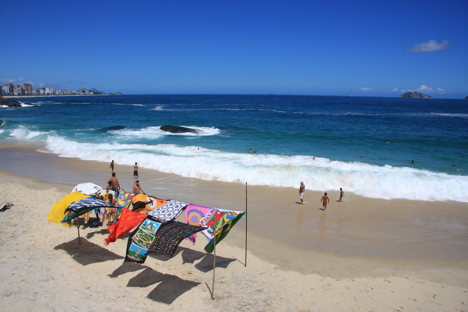 Praia do Vidigal'in fotoğrafı uçurumlarla desteklenmiş