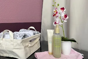 Ledis First Beauty Salon - dauerhafte Haarentfernung Köln, IPL Alexandrit Laser I Fußpflege | Maniküre image